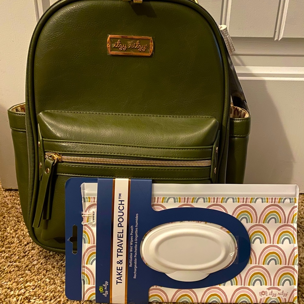 BNWT Itzy Ritzy Crew Mini & Wipes Case